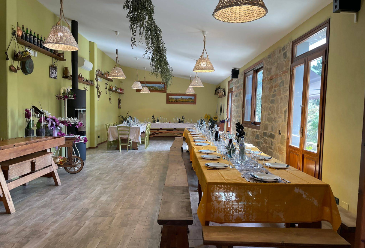 Sala del Ranch apparecchiata per una tavolata